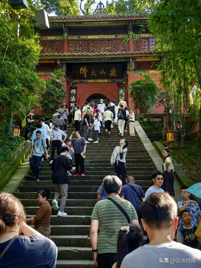 乐山大佛是哪尊佛？为什么是唐代的佛身，民国的佛头？能镇水吗？