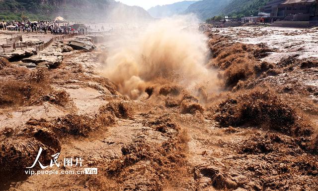 山西吉县：黄河壶口瀑布气势磅礴