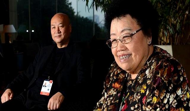 身价过百亿，坐拥北京一条街，出门私人飞机，京圈富婆都有谁？