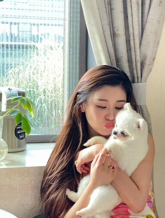 40岁李小萌太丰满	，穿吊带裙都兜不住好身材，难怪直男都喜欢她