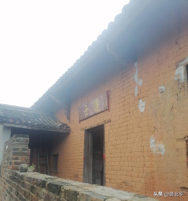 广西南宁市宾阳县不知名的古村落有进士屋，房子落魄但牌匾值钱