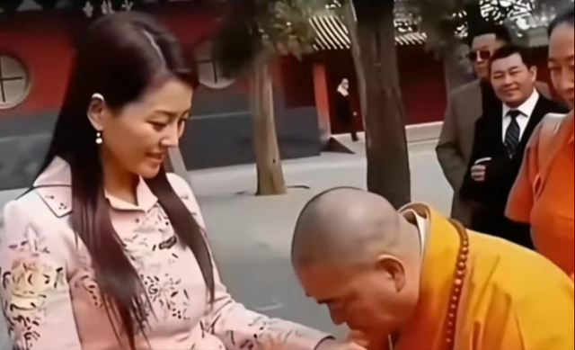 李湘不再隐忍！坦白与释永信真实关系，亲吻照终于真相大白