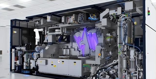 哈工大EUV光刻机突破！新加坡学者：只要成功，芯片战就会结束