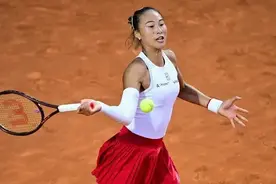 越过“大山” 郑钦文职业生涯首次战胜萨巴伦卡图片