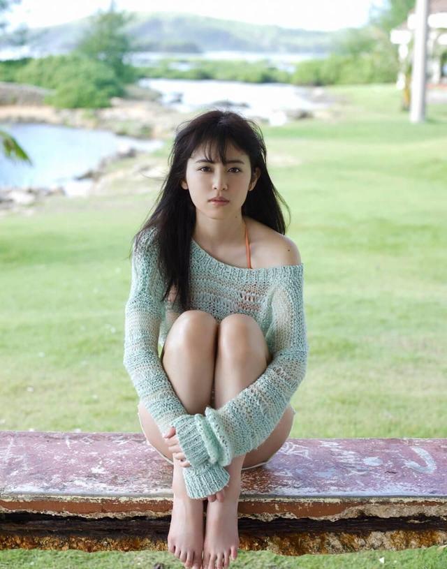 夏日阳光下她悄然出现，干净脸蛋透清纯	，举手投足展美好