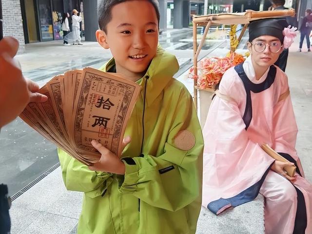 济南这处新开放的打卡地持续火爆，互动游戏区大排长队，有萌娃假期连逛两天