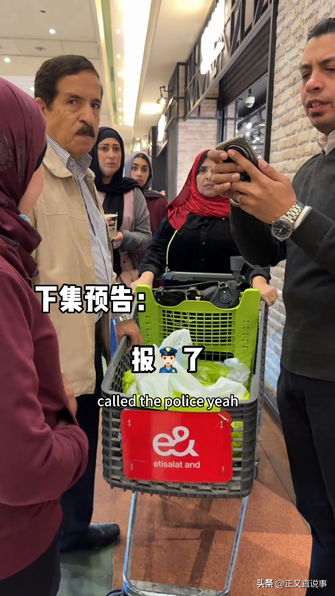 威武！俩中国女生埃及游，与当地5人互殴，完胜后获围观者竖拇指