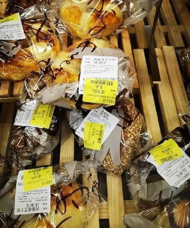 网红面包店引热议，没卖完的面包被丢弃，临期食品不能打折卖掉吗
