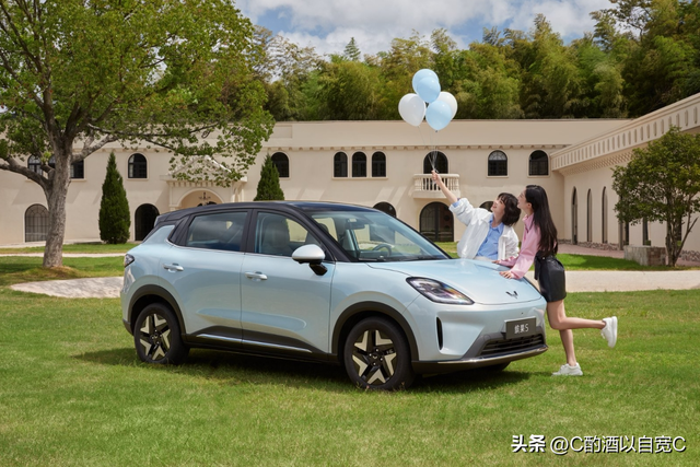 宏光MINIEV玩转都市，缤果星光卖爆家庭：五菱新能源凭啥这么火？