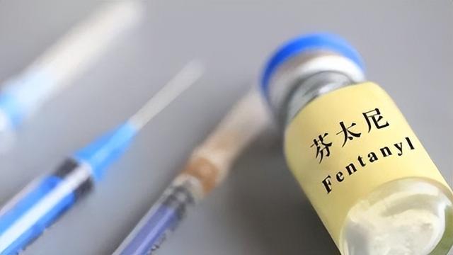 特朗普举着孩子照片，向哭泣的母亲承诺：我相信中国会执行死刑的