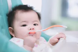 6个月后孩子起床先吃饭还是先喝奶？奶奶搞错，会导致娃变笨图片