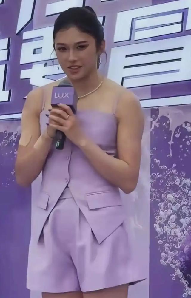 哇,吴艳妮这大身板,好壮实,健康阳光,运动美是真好