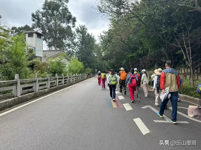 周末徒步，爬西山、走千步岩、过东风坝，我们在山水间快乐行走