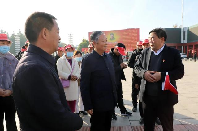 在南街万千的游客里，有不少抱着学南街的想法
