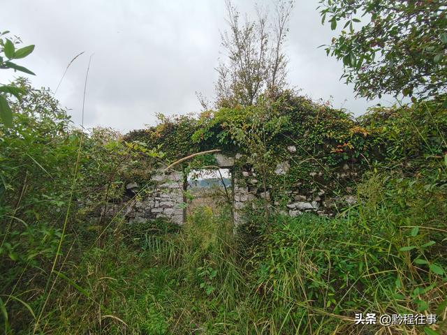 偏远乡野中寻找一个古寺遗址，探险一个深邃溶洞