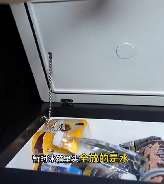 41岁老板魂断西藏！百人祭奠，妻子却一副笑脸，网友：人走茶凉