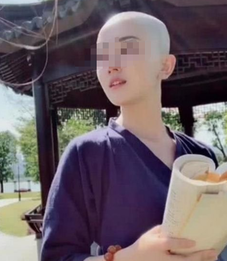 揭秘尼姑庵真相：表面佛门实则妓院，穿黑丝戴假发，香客人来人往