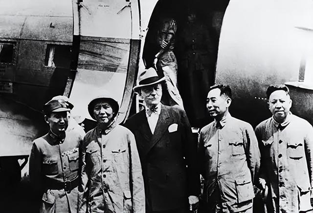 蒋介石在日记里坦言：重庆谈判放走毛主席，全是因为这两点！