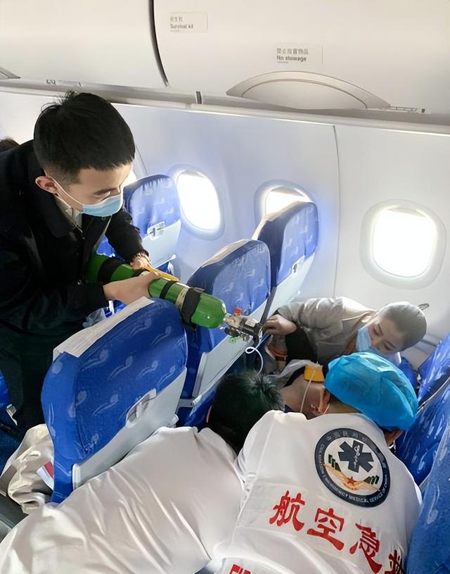 山东航空出大事了准备起飞的航班上突然有个十六岁女孩说要生孩子