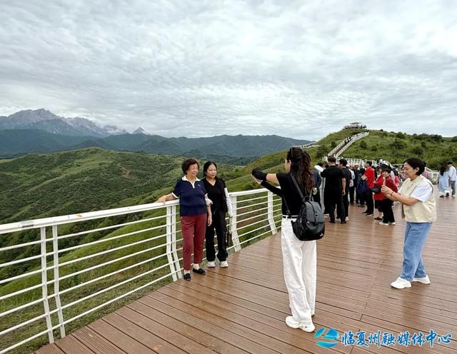 雨歇风凉花正好 耳子屲梁客如潮