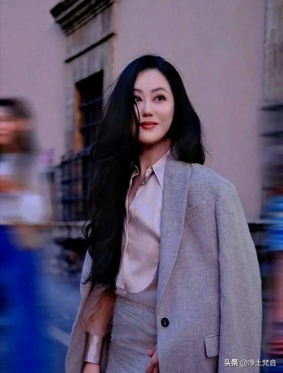 45岁仍拍三级片追求刺激？从亿万富豪再到烂片女王，她在追求什么