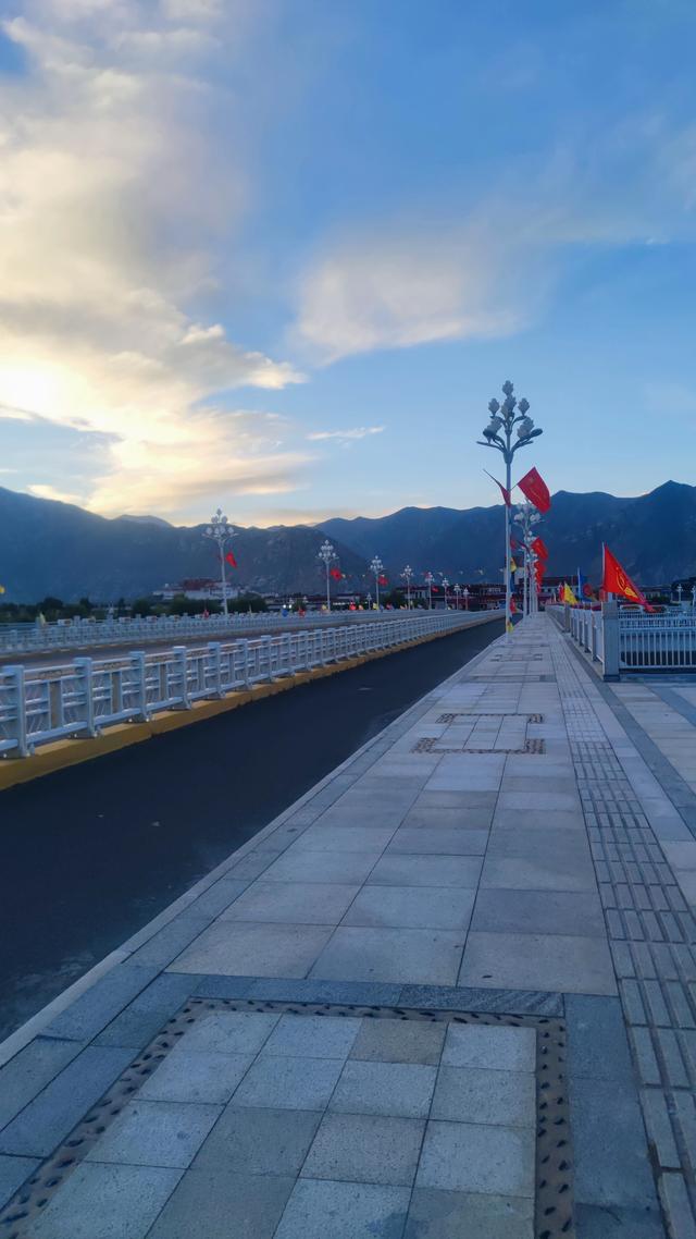 爬拉萨南山公园