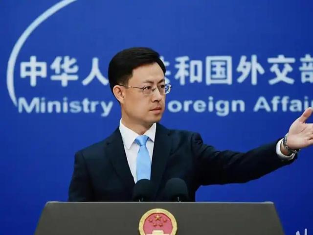 美军南海秀肌肉，双机接连坠毁，特朗普回应很荒谬，暴露更大弱点