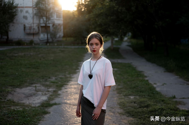 乌克兰孩子们的地下课堂：校舍被炸成焦土，老师含泪坚守三层地底