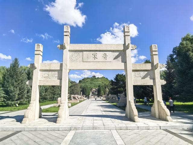 王昭君墓在呼和浩特市，她是历史上第一个和亲少数民族的公主吗？