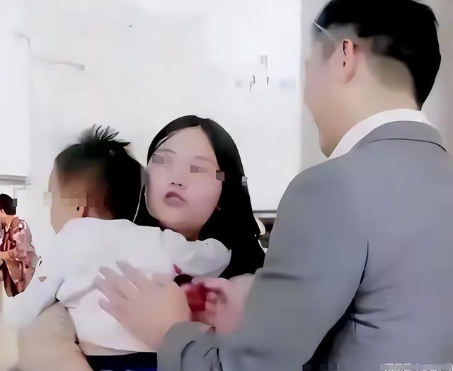 刘强东的两个妹妹：一个已经去世	，一个有钱有颜，陪在父母身边