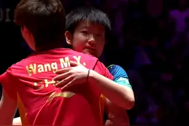 孙颖莎吻球桌！倒地！王曼昱跪地 球迷成泪人！载入史册的女单决赛图片