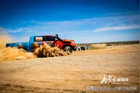 速度狂欢！二连浩特汽车锦标赛开赛图片