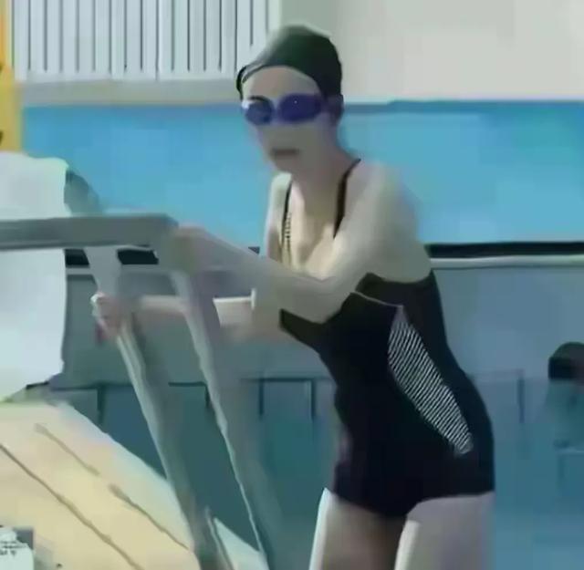 杨幂游泳时太赞了 穿上泳衣凸显完美身材被勾勒出来 美到移不开眼