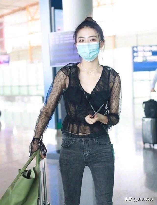 别眨眼！女星穿紧身牛仔裤狂炫身材，细腰翘臀的暴击谁顶得住