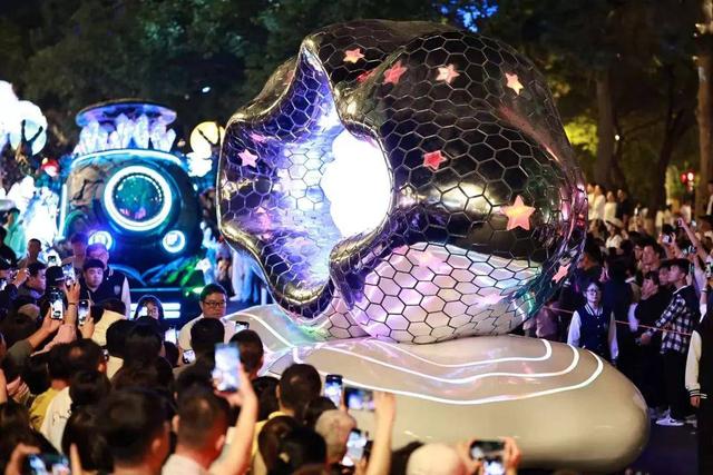 新民大街的夜，被这波国潮花车“硬控”了！