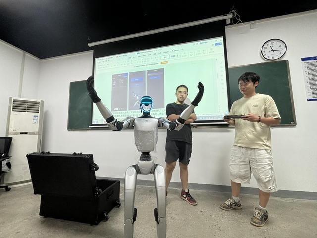 “水宇哥”升级归来 武水集团推广人形机器人赋能水域经济