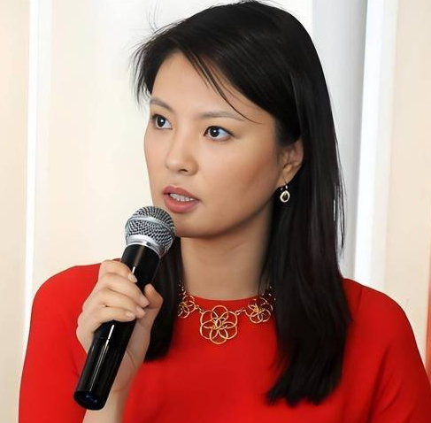 央视最惨女主持：男友被判死缓，丈夫惨死狱中，如今48岁依旧单身