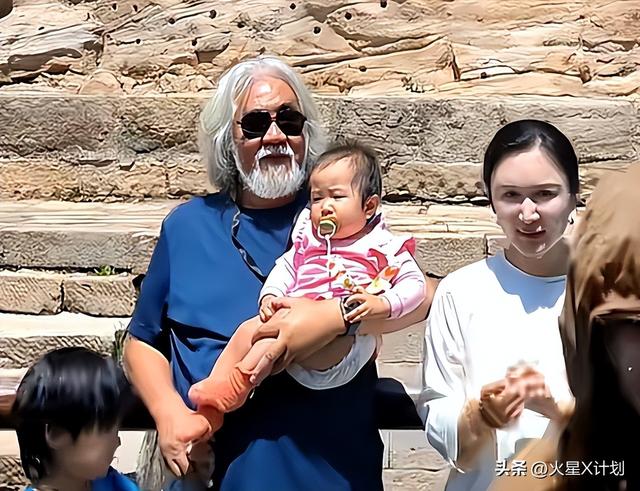 一个贪财一个好色？老夫少妻的“残酷”在74岁的张纪中身上应验了