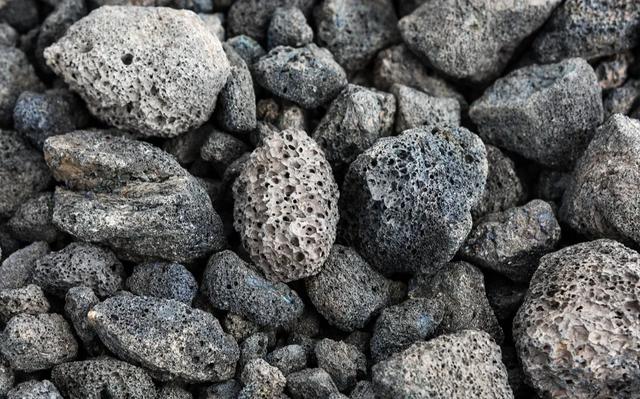 这座建在火山口的寺院,建成后火山再无喷发,游客捡火山石留念
