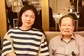 103岁杨振宁身体萎缩，精神状态不错，妻子翁帆49岁也渐渐发福了图片