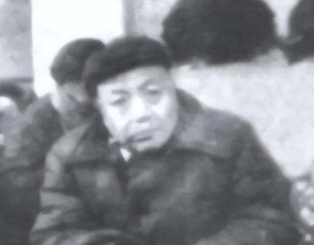 他是原上海市委书记，1975年揭发小平同志，1978年被开除党籍