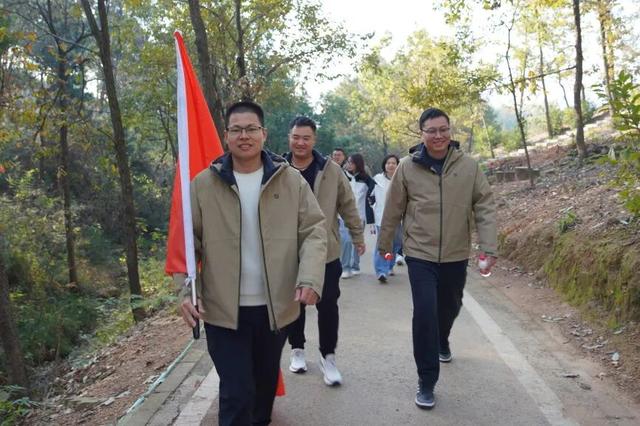 登高砺志 聚力前行