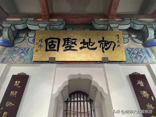 杭州千年古塔彻底火了，每层都长满了美女，秋日中，快拍人生照片