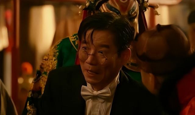 张艺谋没捧火，吴京带不红，如今50岁的他演完《戏台》终于被认识