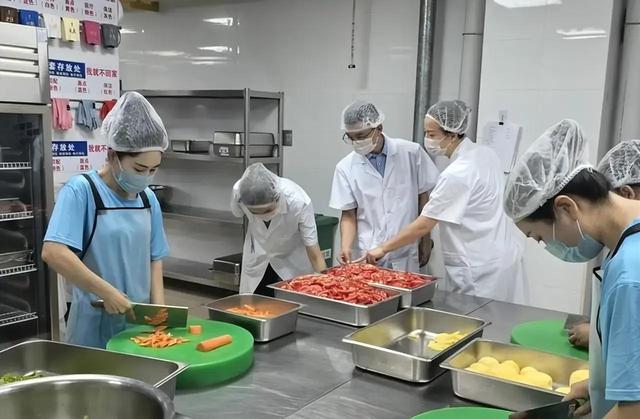 北京下了个死命令：2027年底前，所有中小学必须告别“校外配餐”