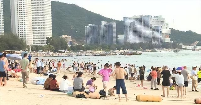 回归自由？国外兴起全裸度假村，男女不穿衣服狂欢，网友：没眼看