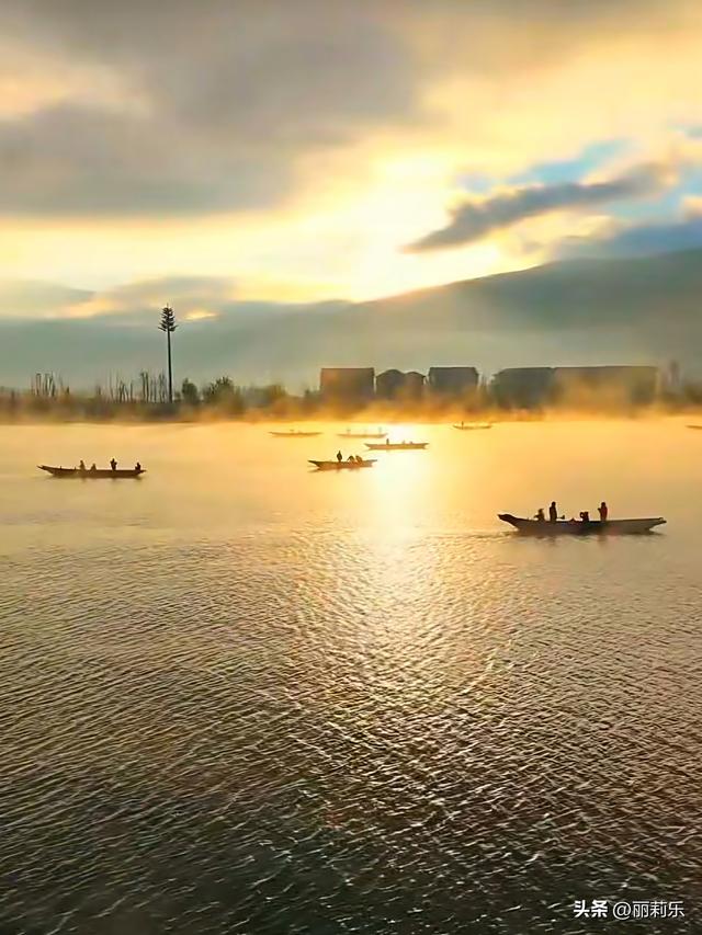 在这片湖的夕阳里，我摸到了生活最熨帖的温度