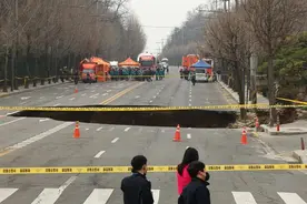 韩国首尔一路口突发塌陷！摩托车坠入约20米坑中，司机身亡图片
