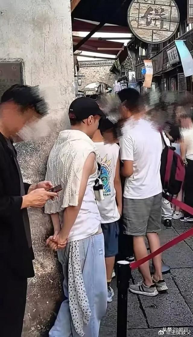 乌镇偶遇张艺兴排队买包子 又高又白，素颜也可以帅得太权威
