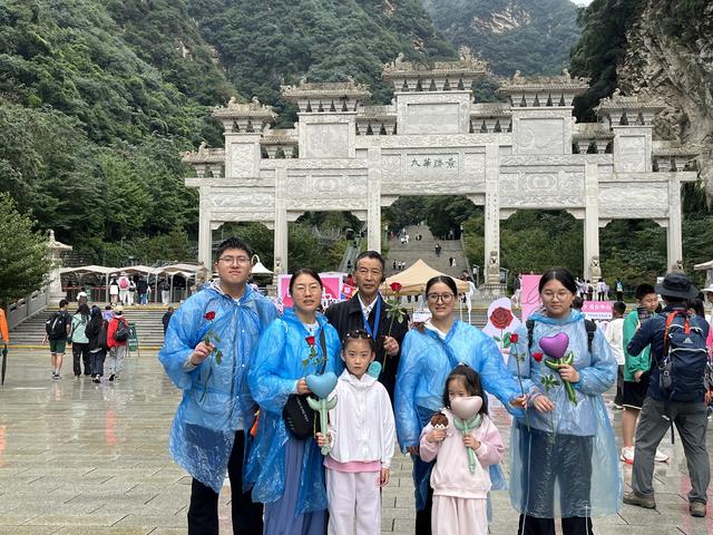华山七夕韵 索道传情爱意浓（图）